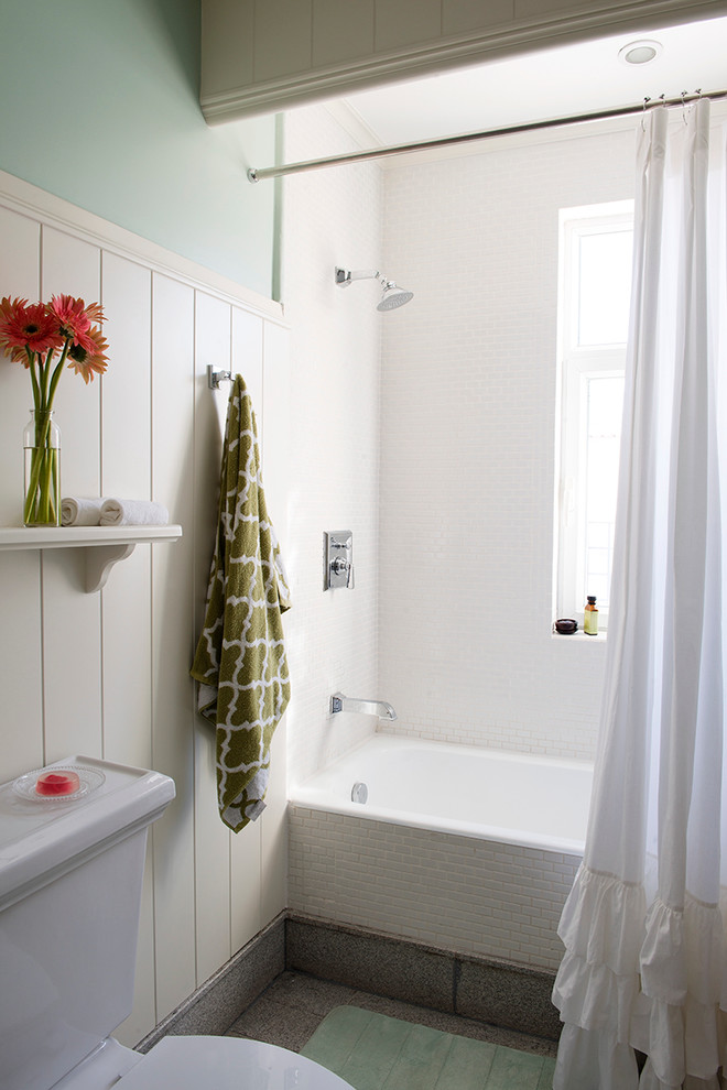 Foto de cuarto de baño clásico renovado con bañera empotrada, ducha empotrada, baldosas y/o azulejos blancos, baldosas y/o azulejos en mosaico y paredes blancas