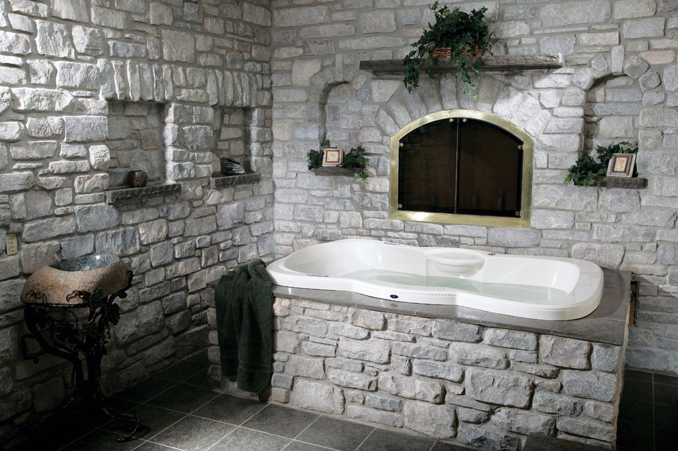 Ispirazione per un'in muratura stanza da bagno classica con consolle stile comò, vasca da incasso e piastrelle grigie