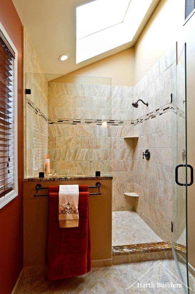 Пример оригинального дизайна: главная ванная комната среднего размера в классическом стиле с врезной раковиной, фасадами с утопленной филенкой, коричневыми фасадами, столешницей из искусственного камня, душем в нише, раздельным унитазом, бежевой плиткой, керамической плиткой, красными стенами и полом из керамической плитки