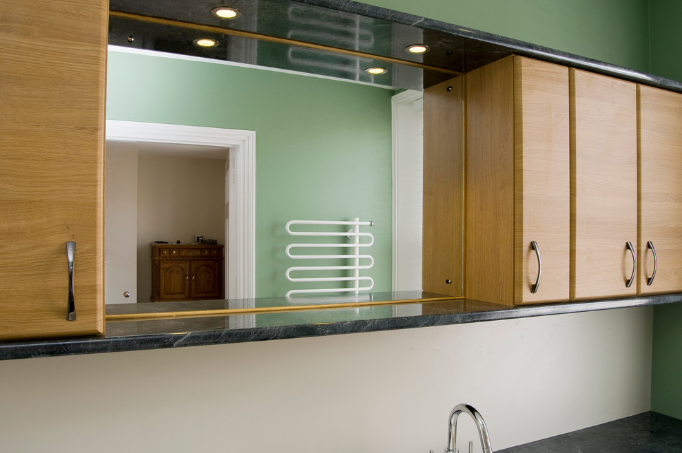 Ispirazione per una stanza da bagno minimalista con lavabo integrato, ante lisce, ante in legno scuro, top in laminato e pavimento in linoleum