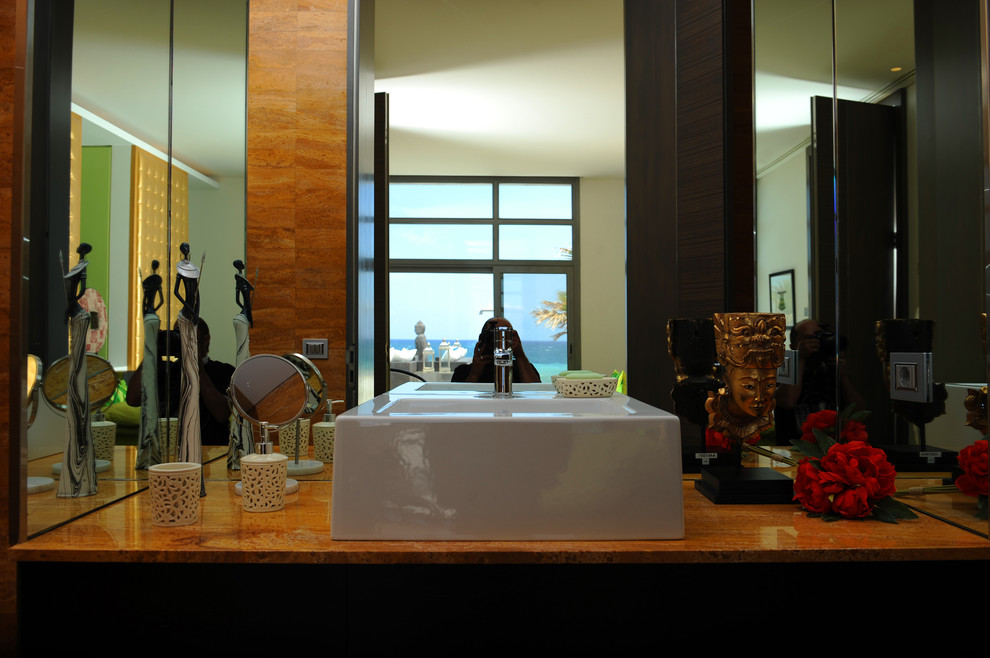 Пример оригинального дизайна: ванная комната в современном стиле с столешницей из искусственного камня и настольной раковиной