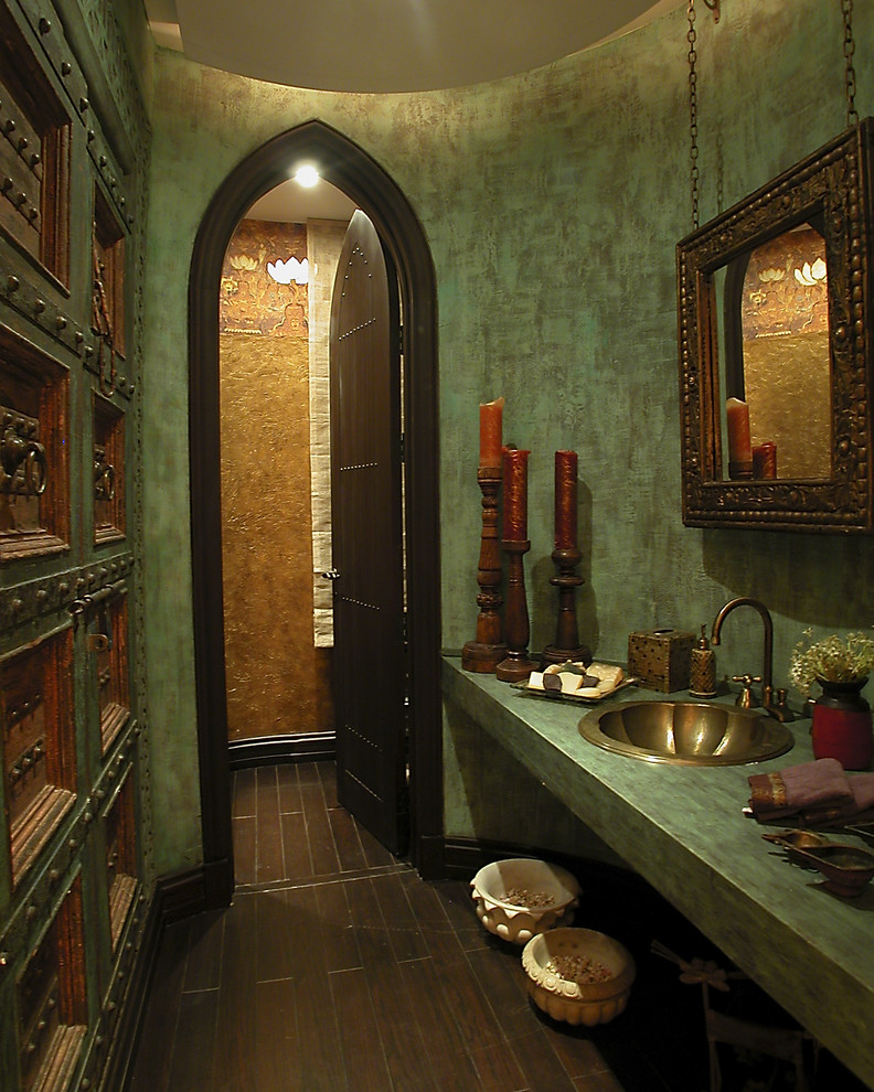 На фото: ванная комната в средиземноморском стиле с накладной раковиной, зелеными стенами и зеленой столешницей
