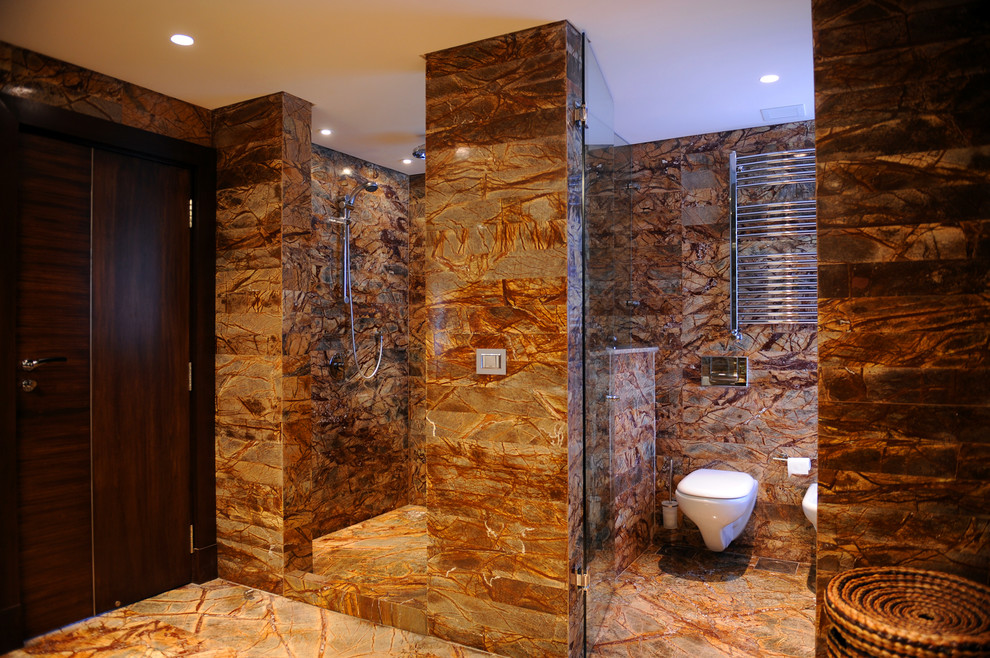 Imagen de cuarto de baño contemporáneo con sanitario de pared y piedra