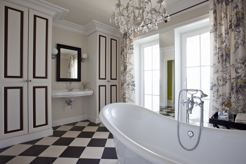 Свежая идея для дизайна: главная ванная комната среднего размера в классическом стиле с белыми фасадами, отдельно стоящей ванной, керамической плиткой, белыми стенами, черно-белой плиткой и подвесной раковиной - отличное фото интерьера