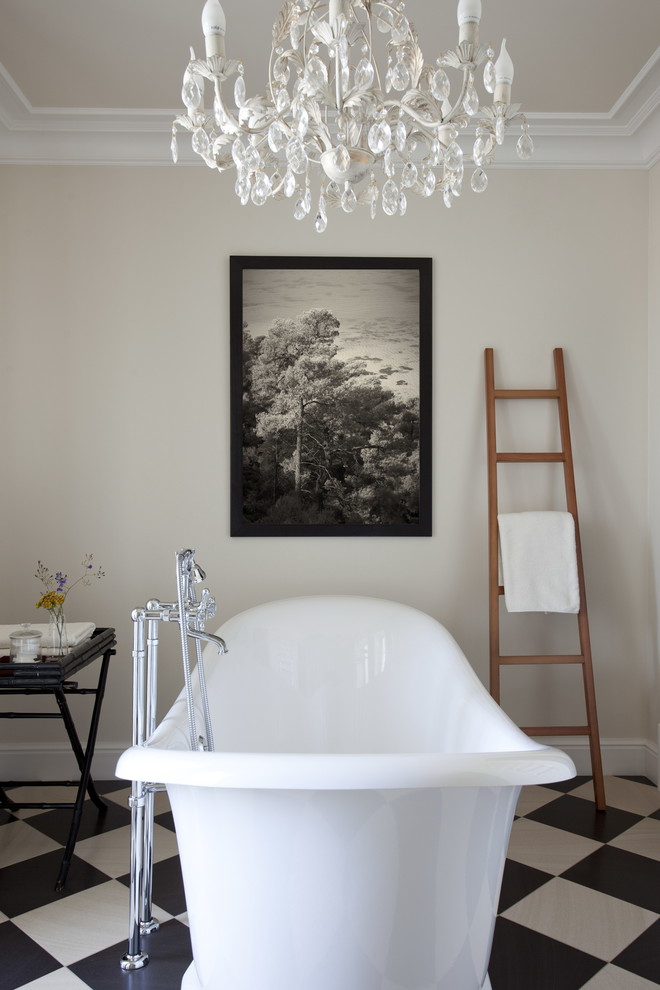 Idée de décoration pour une salle de bain principale tradition de taille moyenne avec une baignoire indépendante, des carreaux de céramique, un mur blanc et un carrelage noir et blanc.