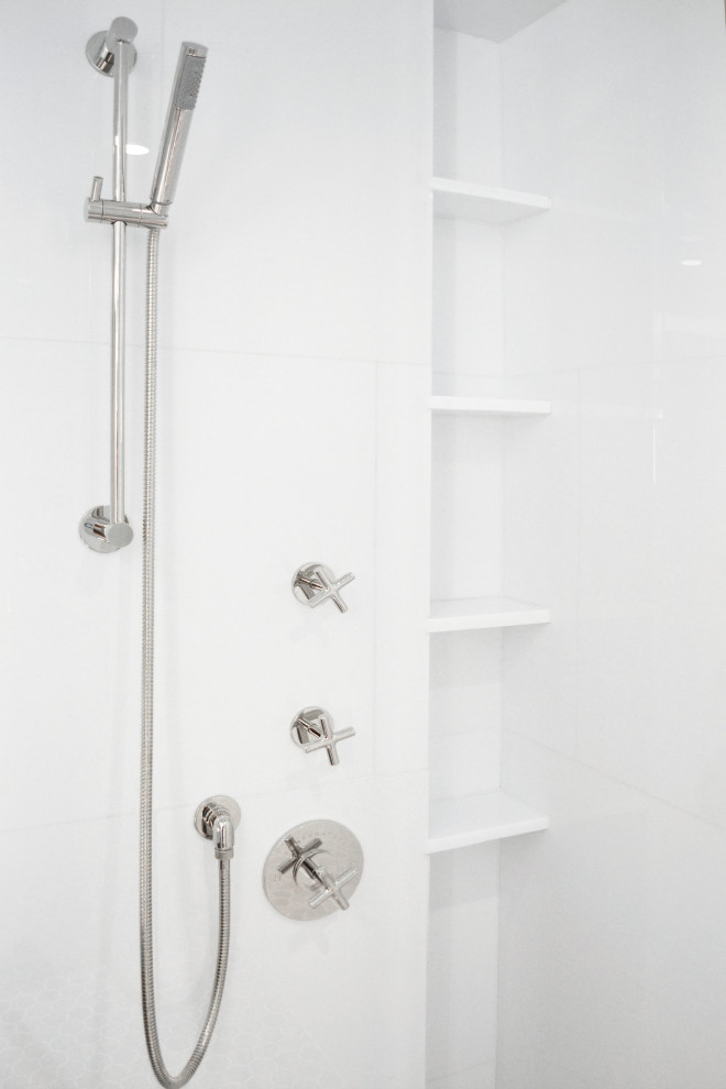Источник вдохновения для домашнего уюта: главная ванная комната среднего размера в стиле модернизм с плоскими фасадами, темными деревянными фасадами, душем в нише, унитазом-моноблоком, белой плиткой, мраморной плиткой, белыми стенами, полом из мозаичной плитки, монолитной раковиной, синим полом, душем с распашными дверями, белой столешницей, нишей, тумбой под одну раковину и подвесной тумбой