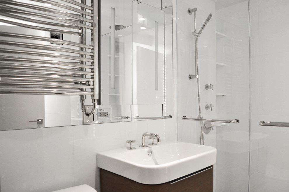 Пример оригинального дизайна: главная ванная комната среднего размера в стиле модернизм с плоскими фасадами, темными деревянными фасадами, душем в нише, белой плиткой, мраморной плиткой, белыми стенами, монолитной раковиной, душем с распашными дверями, белой столешницей, нишей, тумбой под одну раковину и подвесной тумбой