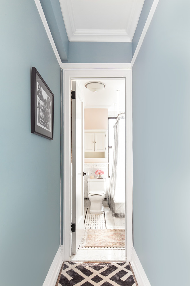 Diseño de cuarto de baño ecléctico pequeño con armarios estilo shaker, puertas de armario blancas, ducha esquinera, sanitario de dos piezas, paredes rosas, suelo de mármol, aseo y ducha, suelo gris y ducha con cortina