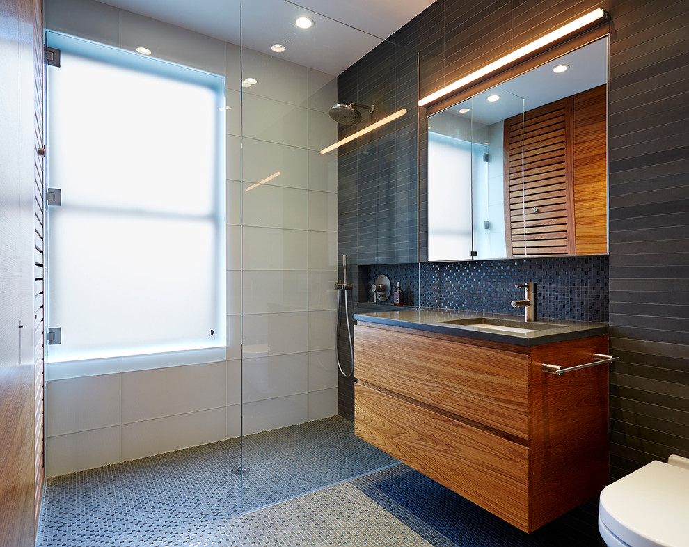 Immagine di una grande stanza da bagno padronale minimalista con ante in legno scuro, top in onice, doccia alcova, piastrelle nere, pareti nere e pavimento con piastrelle a mosaico