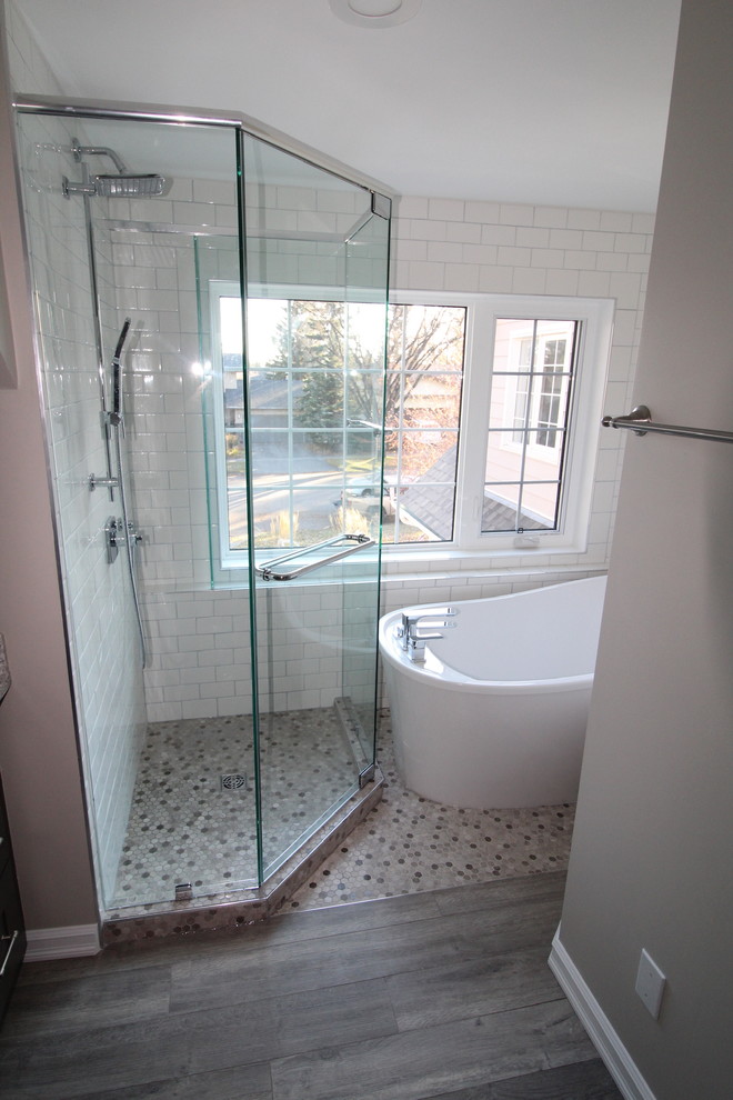 Uxbridge Drive Kitchen w/Island & Pantry Wall, 3 Bathrooms and Laundry