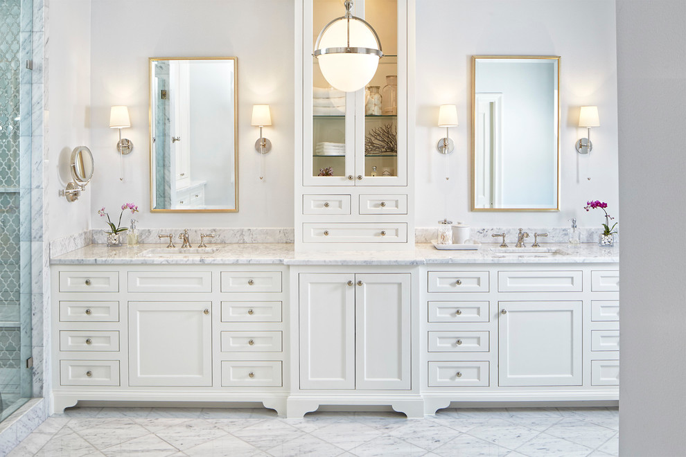 Inspiration för stora klassiska en-suite badrum, med skåp i shakerstil, vita skåp, ett fristående badkar, vit kakel, keramikplattor, grå väggar, marmorgolv, ett undermonterad handfat, marmorbänkskiva och en toalettstol med separat cisternkåpa