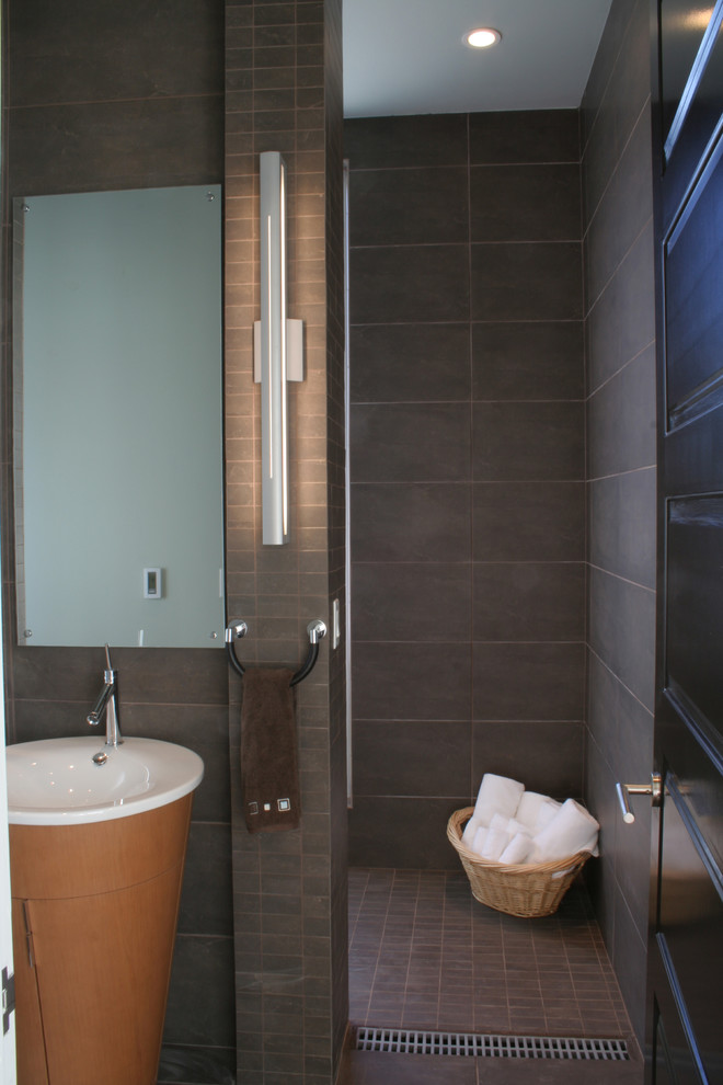 На фото: ванная комната в современном стиле с