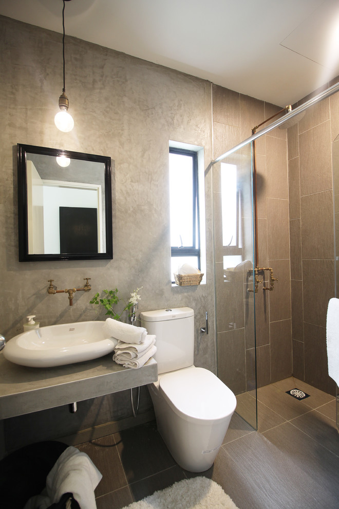 Стильный дизайн: ванная комната в стиле лофт с столешницей из бетона, цементной плиткой, серыми стенами, полом из керамической плитки, консольной раковиной и серой плиткой - последний тренд