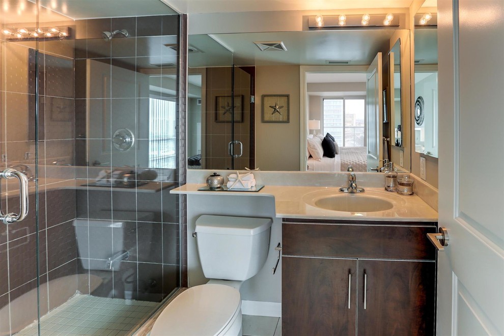 Foto de cuarto de baño principal actual con armarios con paneles lisos, ducha empotrada, sanitario de dos piezas y baldosas y/o azulejos blancos