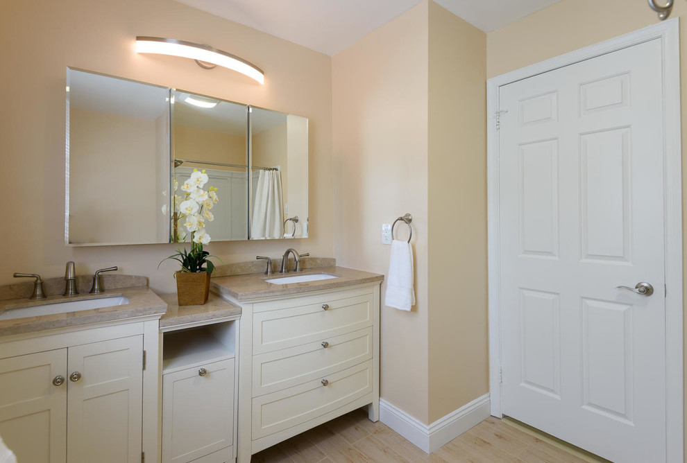 Пример оригинального дизайна: главная ванная комната среднего размера в классическом стиле с столешницей из известняка, бежевыми стенами, полом из ламината, врезной раковиной, бежевым полом и шторкой для ванной