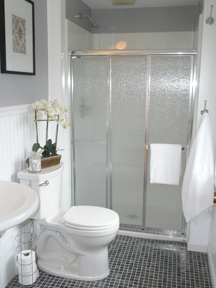 Esempio di una piccola stanza da bagno padronale chic con lavabo a colonna, doccia alcova, WC a due pezzi, pareti grigie e pavimento con piastrelle a mosaico