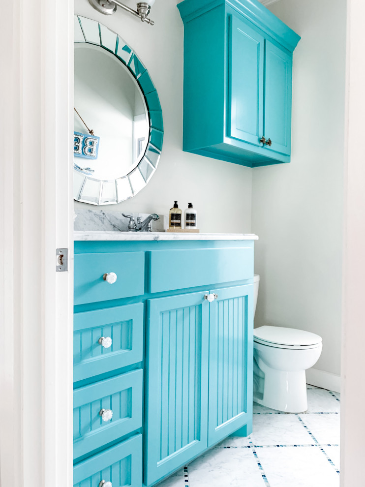 Ispirazione per una stanza da bagno con doccia stile marino di medie dimensioni con ante con riquadro incassato, ante blu, WC a due pezzi, pareti grigie, pavimento multicolore, top grigio, un lavabo e mobile bagno incassato