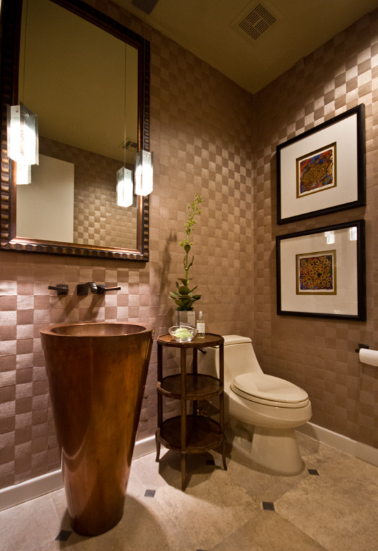 Klassische Gästetoilette mit Sockelwaschbecken, Toilette mit Aufsatzspülkasten und Travertin in Phoenix