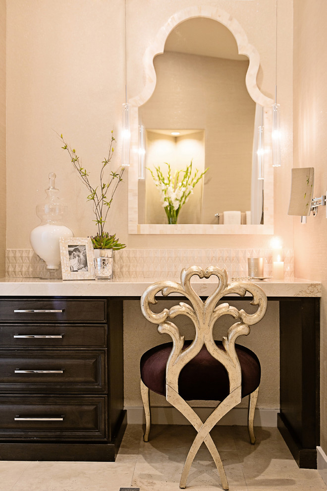 Inspiration för ett vintage en-suite badrum, med luckor med upphöjd panel och skåp i mörkt trä