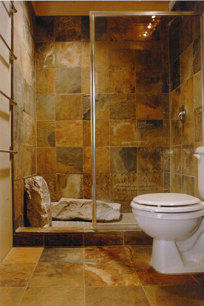 Exempel på ett modernt badrum, med en dusch i en alkov och skifferkakel