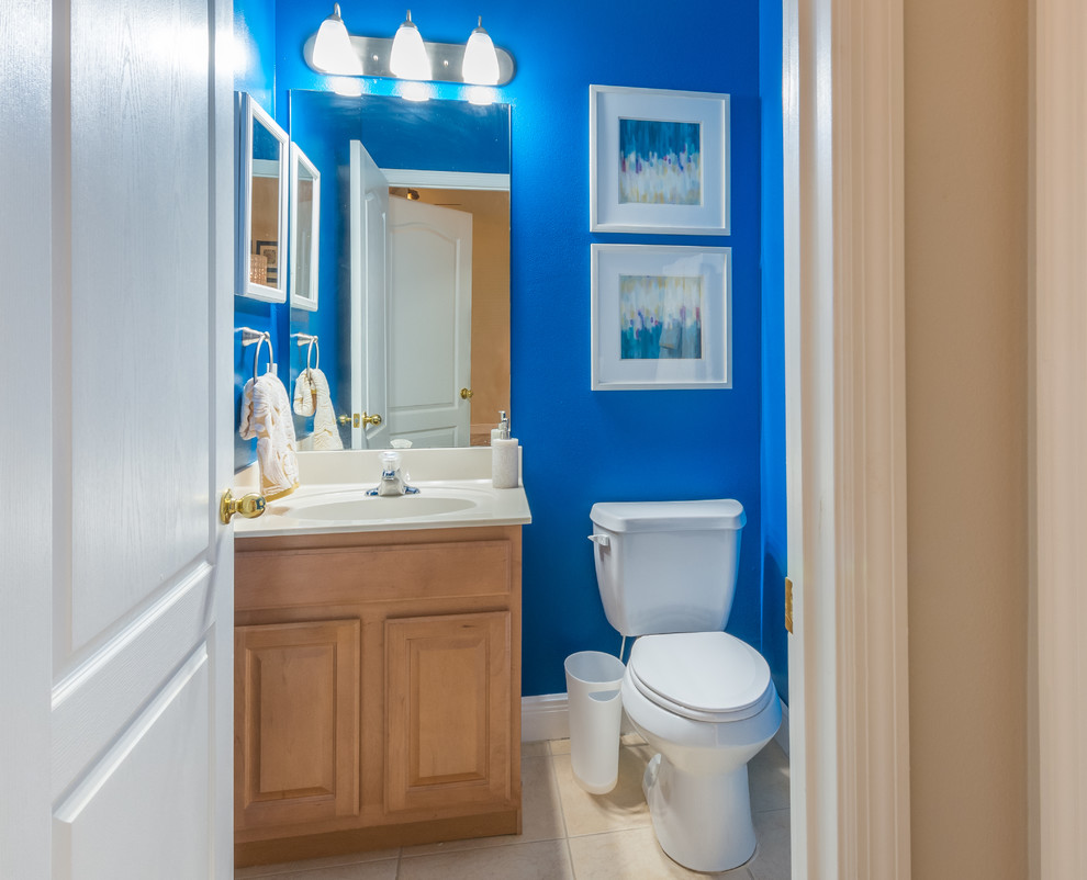 Klassisches Duschbad mit blauer Wandfarbe und Laminat in Orlando