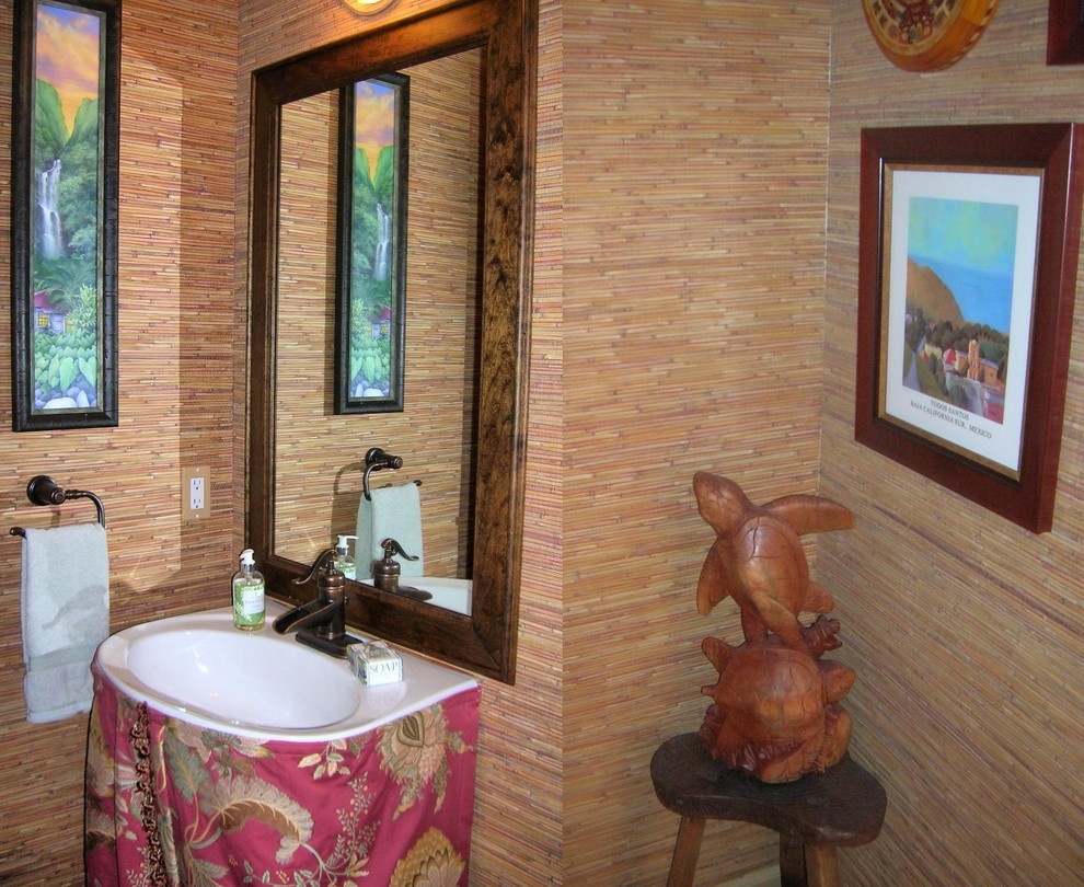 Immagine di una piccola stanza da bagno con doccia costiera con pareti beige, lavabo a colonna, nessun'anta, parquet chiaro e pavimento beige