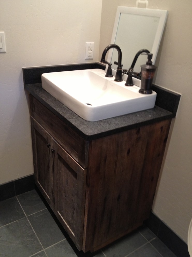 Idéer för små lantliga badrum med dusch, med skåp i shakerstil, skåp i slitet trä, granitbänkskiva, grå kakel, stenkakel och beige väggar