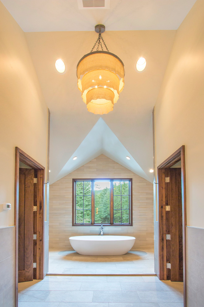 Immagine di una stanza da bagno padronale classica con vasca freestanding e pareti beige