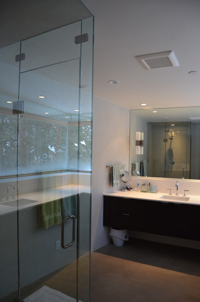 Modelo de cuarto de baño principal actual de tamaño medio con armarios con paneles lisos, baldosas y/o azulejos blancos y paredes blancas