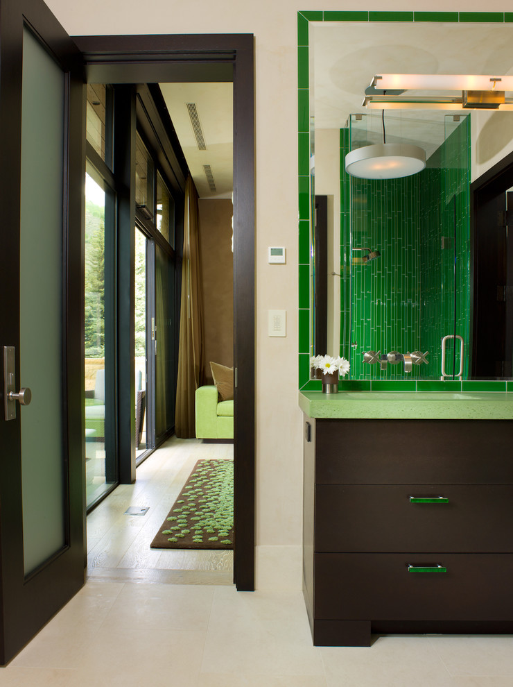Стильный дизайн: ванная комната в современном стиле с плоскими фасадами, темными деревянными фасадами, зеленой плиткой, стеклянной плиткой, бежевыми стенами и зеленой столешницей - последний тренд