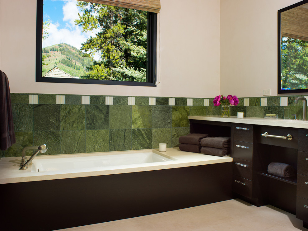 Idéer för ett mellanstort modernt en-suite badrum, med ett undermonterad handfat, släta luckor, skåp i mörkt trä, bänkskiva i akrylsten, ett undermonterat badkar, en dusch i en alkov, grön kakel, stenkakel, vita väggar och marmorgolv