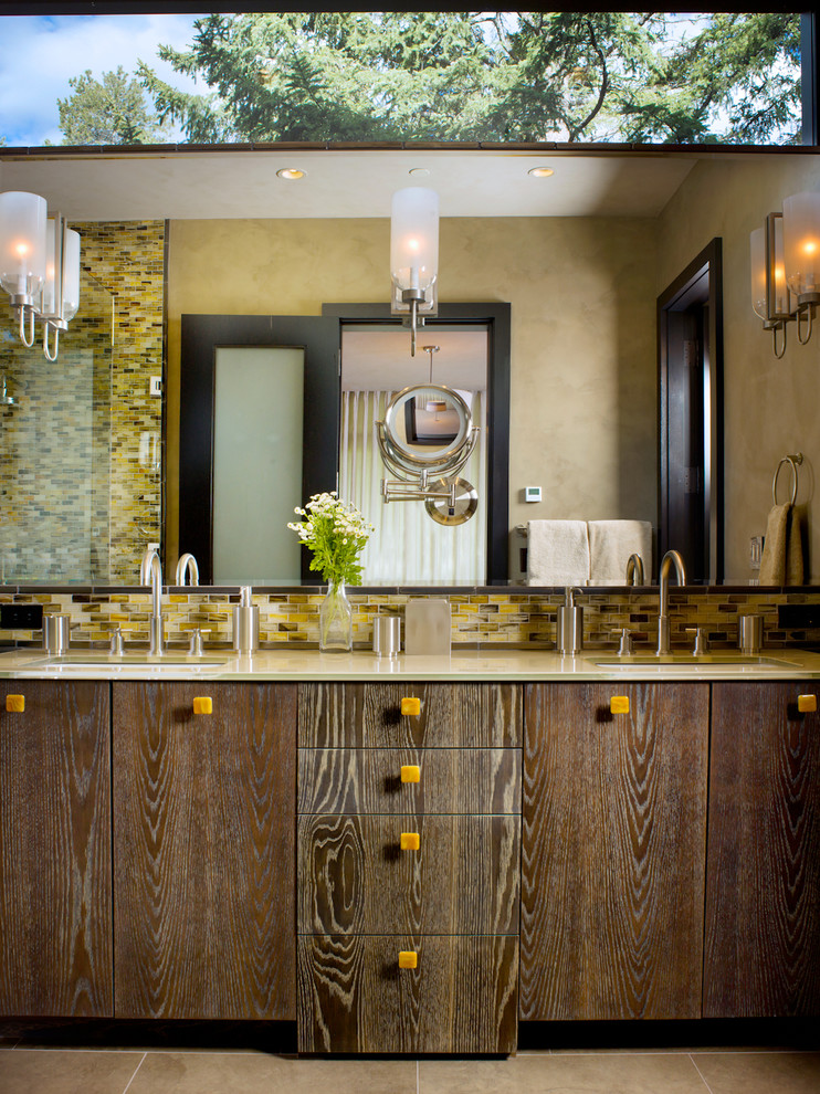 Immagine di una stanza da bagno contemporanea con lavabo sottopiano, ante lisce, ante in legno bruno, piastrelle multicolore e pareti beige