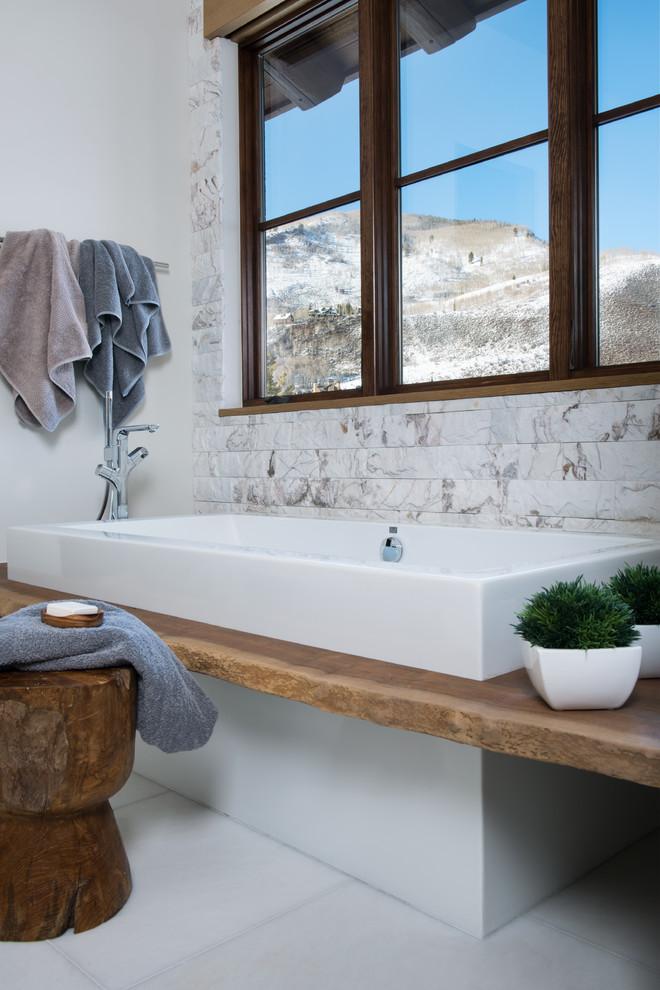 Mittelgroßes Modernes Badezimmer En Suite mit freistehender Badewanne, grauen Fliesen, weißen Fliesen, Marmorfliesen, weißer Wandfarbe und grauem Boden in Denver