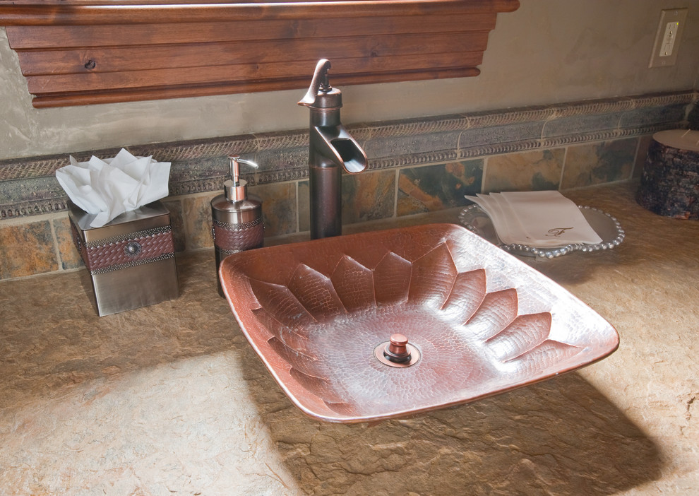 Идея дизайна: ванная комната среднего размера в стиле рустика с настольной раковиной, столешницей из известняка, бежевой плиткой, каменной плиткой и бежевыми стенами
