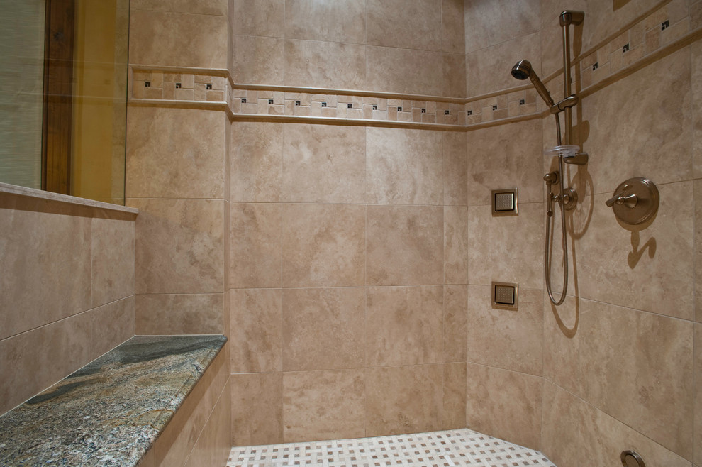 Diseño de cuarto de baño principal rústico grande con ducha esquinera, baldosas y/o azulejos beige, baldosas y/o azulejos de piedra, paredes beige, suelo de piedra caliza, suelo blanco, ducha abierta y banco de ducha