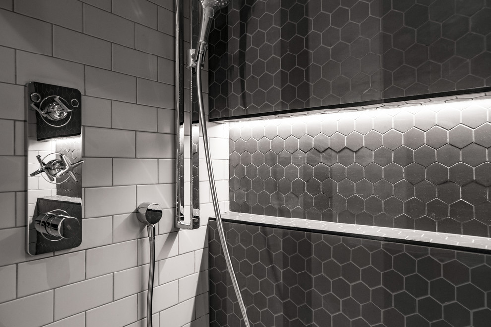 На фото: ванная комната среднего размера в стиле модернизм с серой плиткой, серыми стенами, душевой кабиной, открытым душем, открытым душем и керамической плиткой с