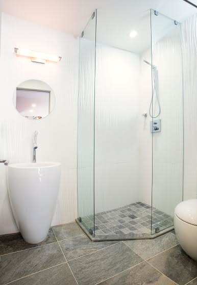Mittelgroßes Modernes Duschbad mit Eckdusche, Toilette mit Aufsatzspülkasten, Porzellanfliesen, weißer Wandfarbe, Schieferboden, Waschtischkonsole, grauem Boden und Falttür-Duschabtrennung in Denver