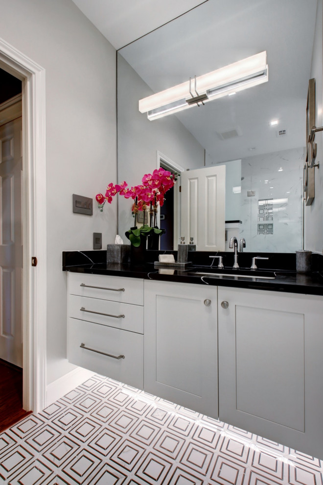 Medium sized modern family bathroom in Austin with shaker cabinets, white cabinets, a corner shower, a one-piece toilet, grey tiles, porcelain tiles, grey walls, porcelain flooring, a submerged sink, engineered stone worktops, grey floors, a hinged door, black worktops, a wall niche, a single sink and a floating vanity unit.