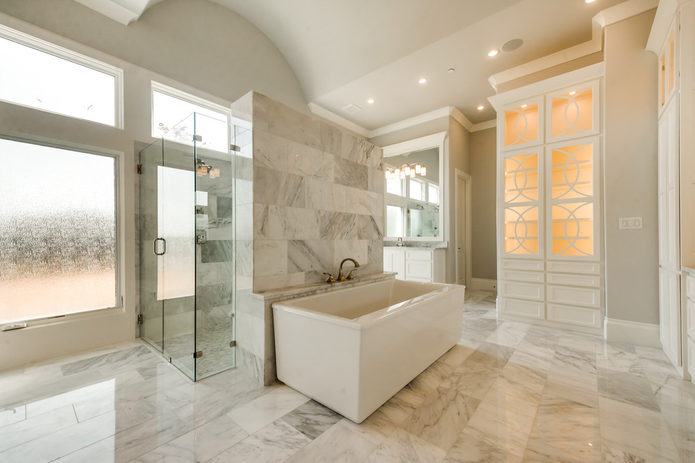 На фото: огромная главная ванная комната с стеклянными фасадами, белыми фасадами, угловым душем, бежевой плиткой, бежевыми стенами, светлым паркетным полом, врезной раковиной, столешницей из искусственного кварца и душем с распашными дверями