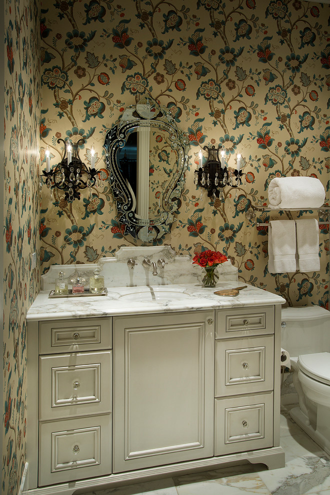 Пример оригинального дизайна: ванная комната среднего размера с фасадами с выступающей филенкой, белыми фасадами, унитазом-моноблоком, белой плиткой, разноцветными стенами, мраморным полом, душевой кабиной, накладной раковиной и мраморной столешницей