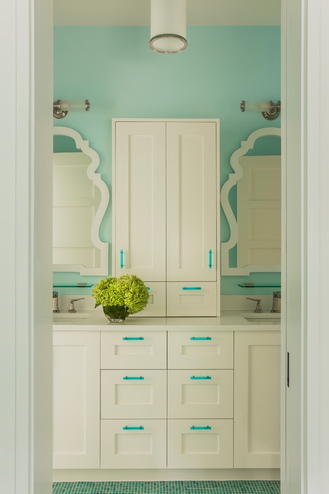 Modelo de cuarto de baño principal clásico renovado de tamaño medio con armarios estilo shaker, puertas de armario blancas, paredes azules, suelo con mosaicos de baldosas, lavabo bajoencimera, encimera de cuarzo compacto y suelo azul