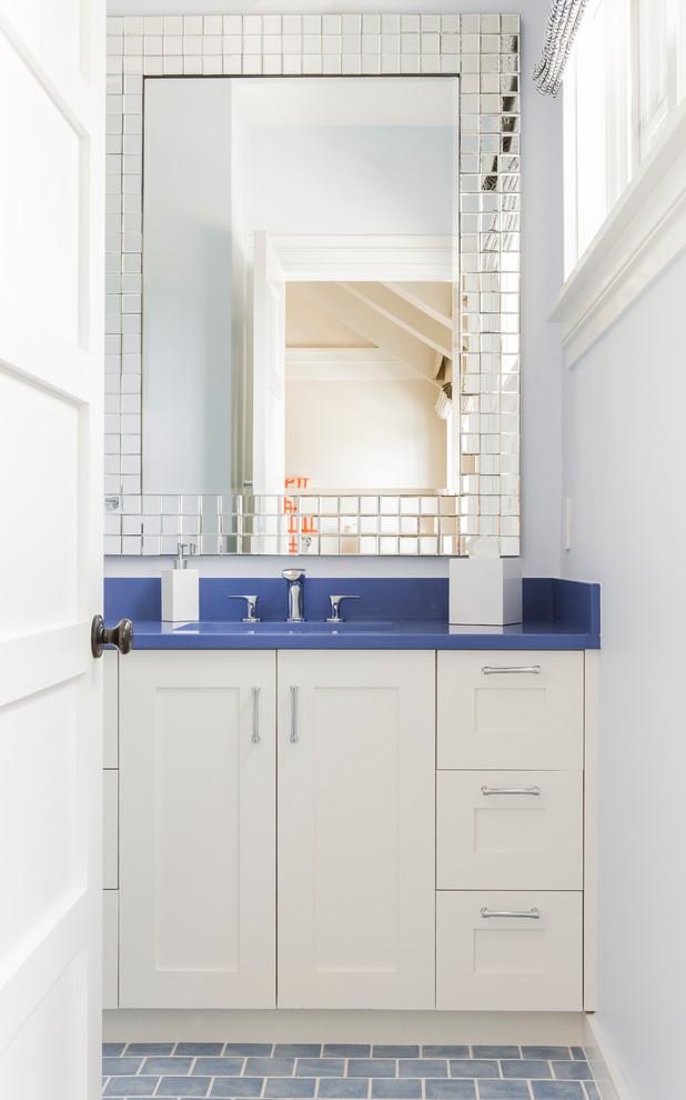 Bild på ett mellanstort vintage blå blått badrum med dusch, med skåp i shakerstil, vita skåp, grå väggar, ett undermonterad handfat, bänkskiva i akrylsten och grått golv