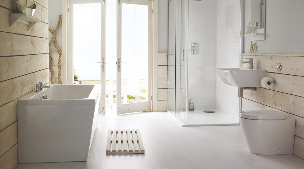 Foto på ett mellanstort funkis badrum, med ett väggmonterat handfat, ett platsbyggt badkar, en hörndusch, en toalettstol med hel cisternkåpa, grå väggar och linoleumgolv
