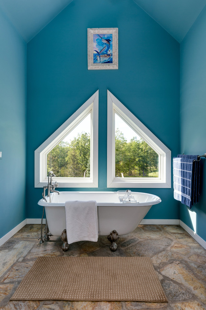 Источник вдохновения для домашнего уюта: ванная комната в стиле неоклассика (современная классика) с ванной на ножках и синими стенами