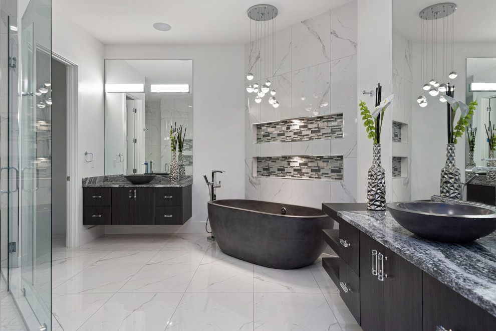 Inspiration för mycket stora moderna grått en-suite badrum, med släta luckor, grå skåp, ett fristående badkar, en hörndusch, grå kakel, vita väggar, ett fristående handfat, grått golv och dusch med gångjärnsdörr