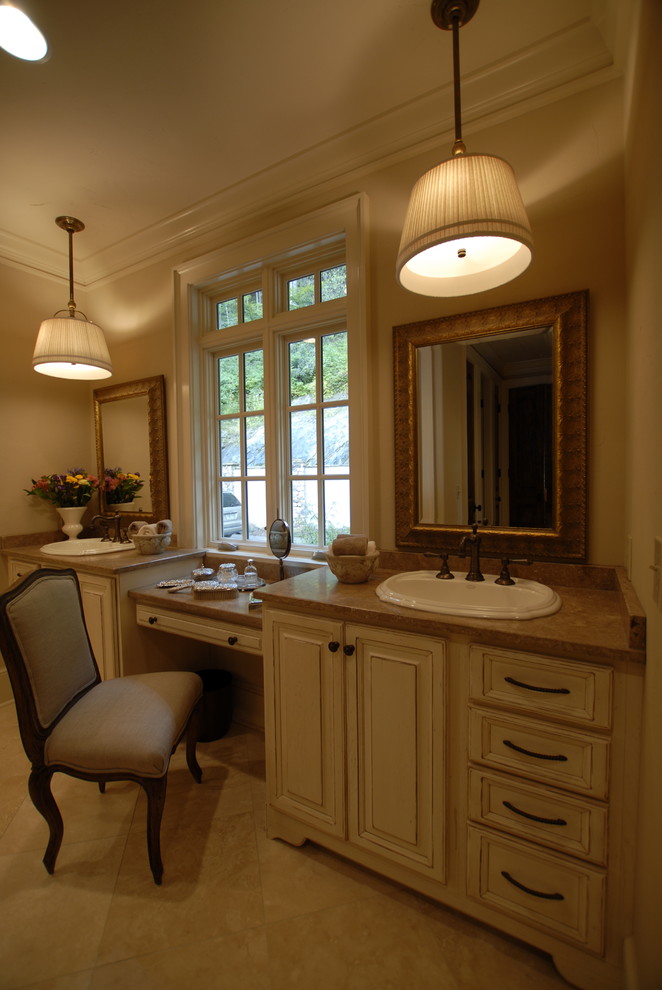 Immagine di una stanza da bagno classica