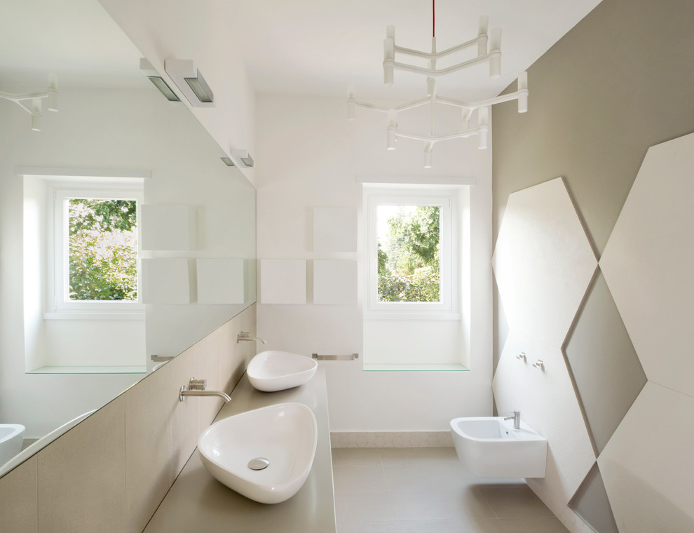 Exemple d'une grande salle de bain tendance avec un carrelage beige et une vasque.