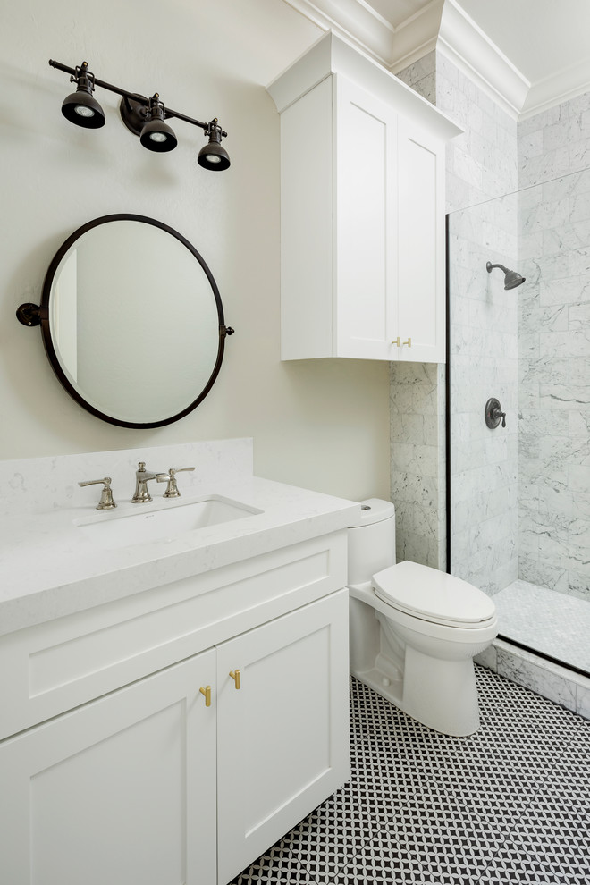 Exempel på ett mellanstort modernt grå grått badrum för barn, med skåp i shakerstil, vita skåp, en öppen dusch, en toalettstol med hel cisternkåpa, grå kakel, marmorkakel, beige väggar, cementgolv, ett undermonterad handfat, bänkskiva i kvarts, svart golv och dusch med gångjärnsdörr
