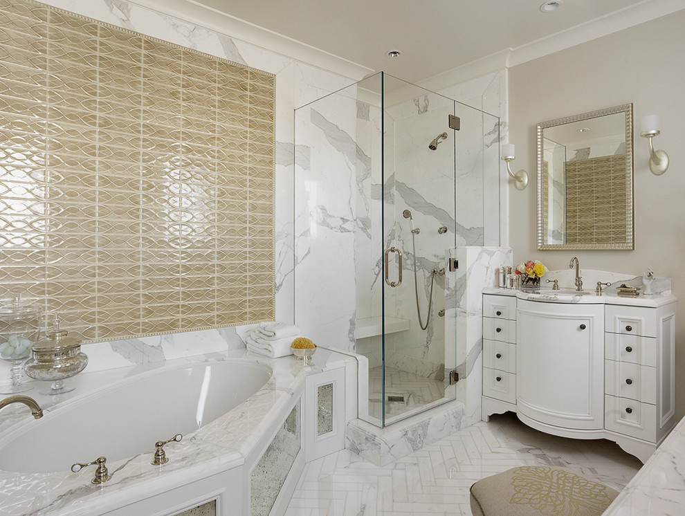 На фото: ванная комната в классическом стиле с врезной раковиной, белыми фасадами, полновстраиваемой ванной, угловым душем и бежевой плиткой с