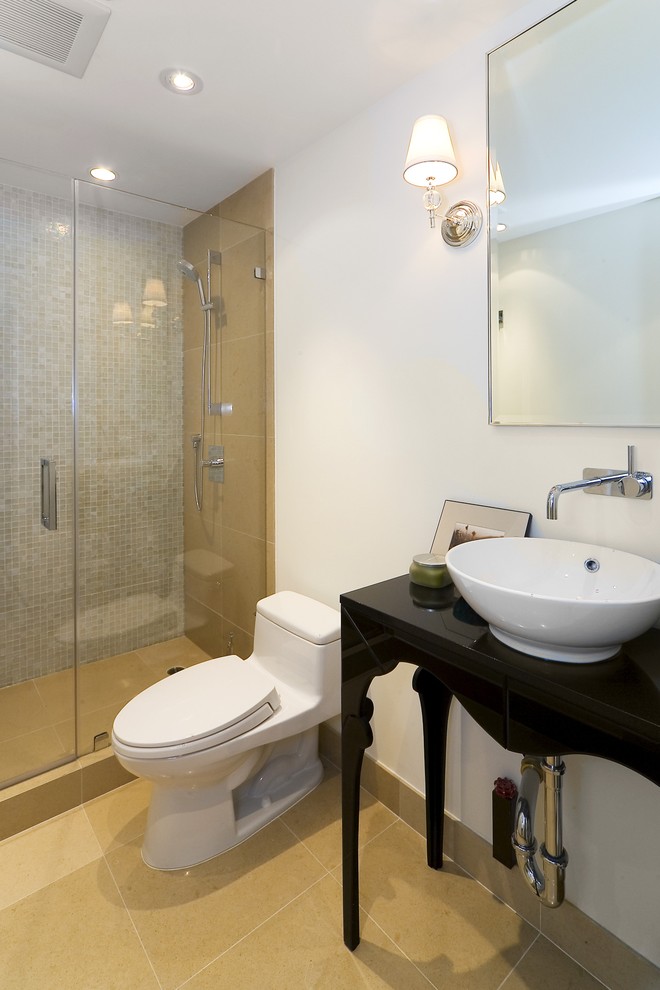 Exemple d'une salle de bain chic avec mosaïque et une vasque.